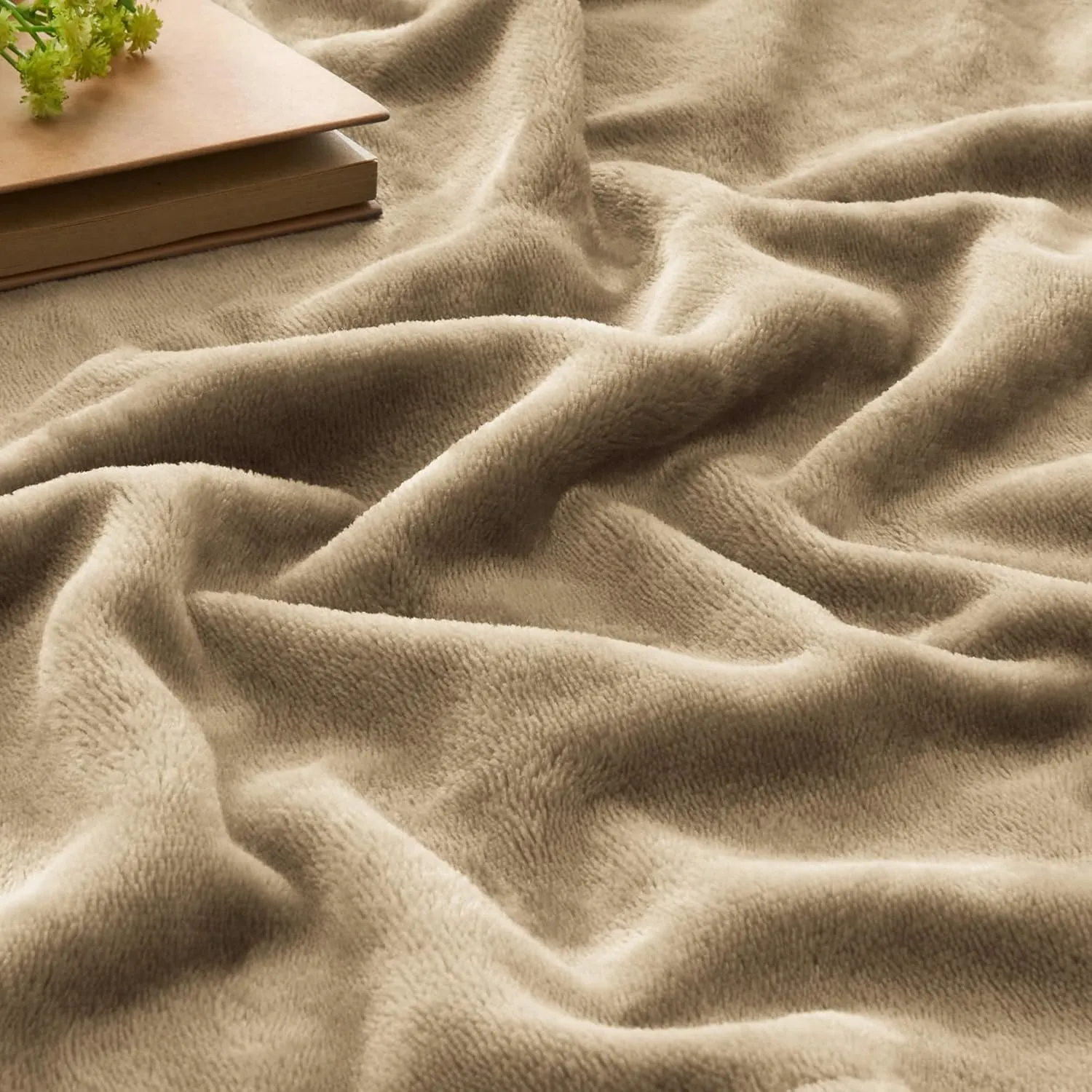 BEDELITE Fleece Blanket Queen Size Camel Throw Blankets for Couch & Bed, Luxury Plush Cozy Fuzzy Blanket 90x90 inches, Super Soft Warm Lightweight Throw Blanket for Travel Camping