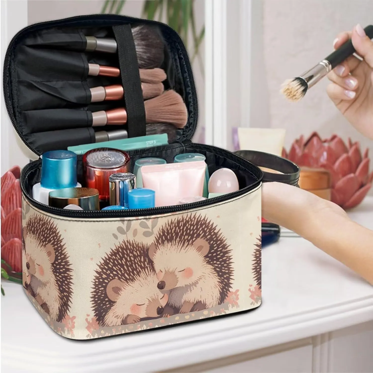 Painting Hedgehogs Print Makeup Bag Travel Cosmetic Bag for Women, Cute Animal Couple Printed Portable Travel Bag for Toiletries Makeup Box