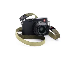 Quick release minimalist camera strap with Peak Design anchors