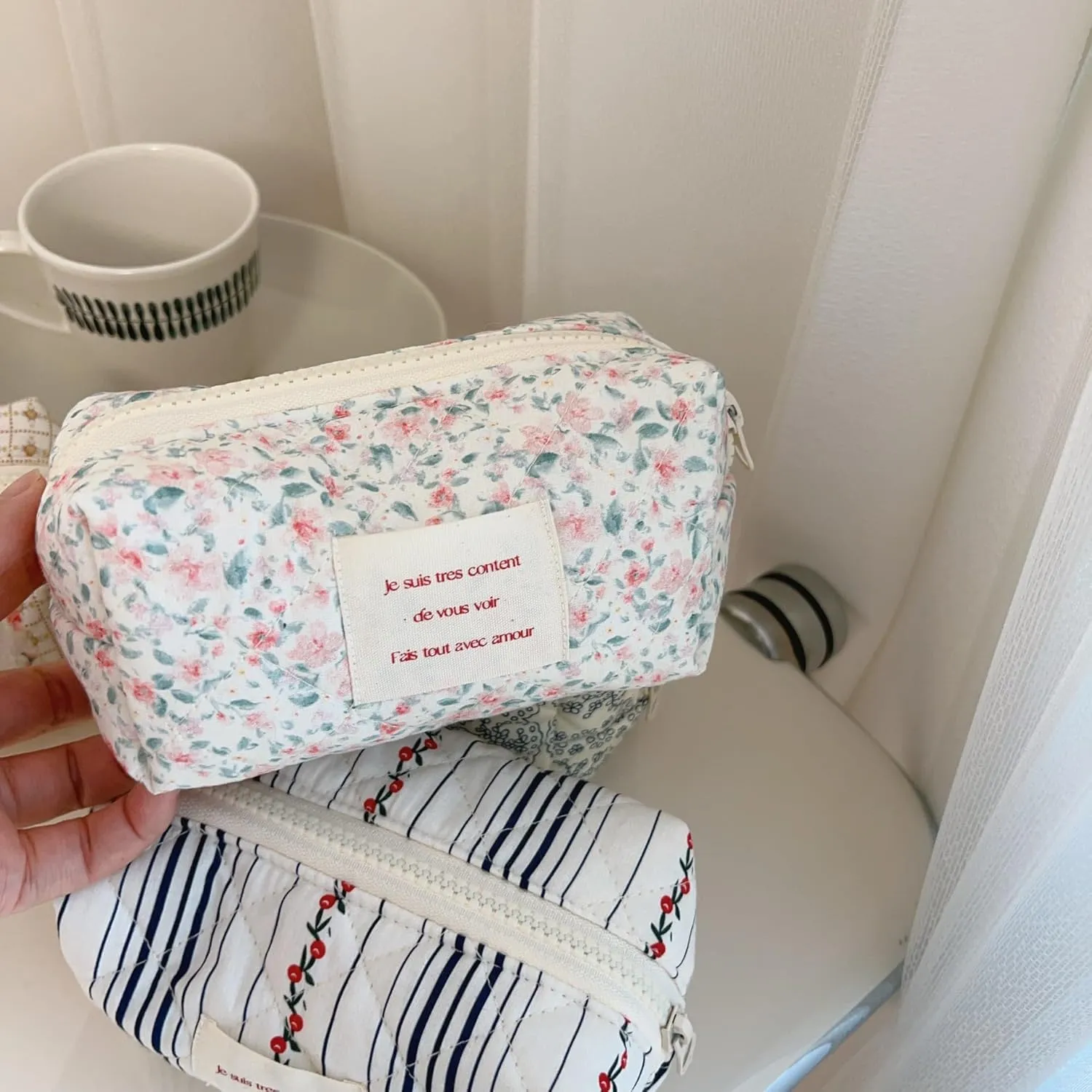 uekeboag Small Cute Floral Quilted Cotton Makeup Bag,Mini Coquette Quilted Cosmetic Pouch with Zipper,Kawaii Travel Toiletry Bags for Purse(03 Little Pink flower)